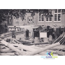 Pannerden Huisraad op het schoolplein 1945 Coll.J van Ingen
